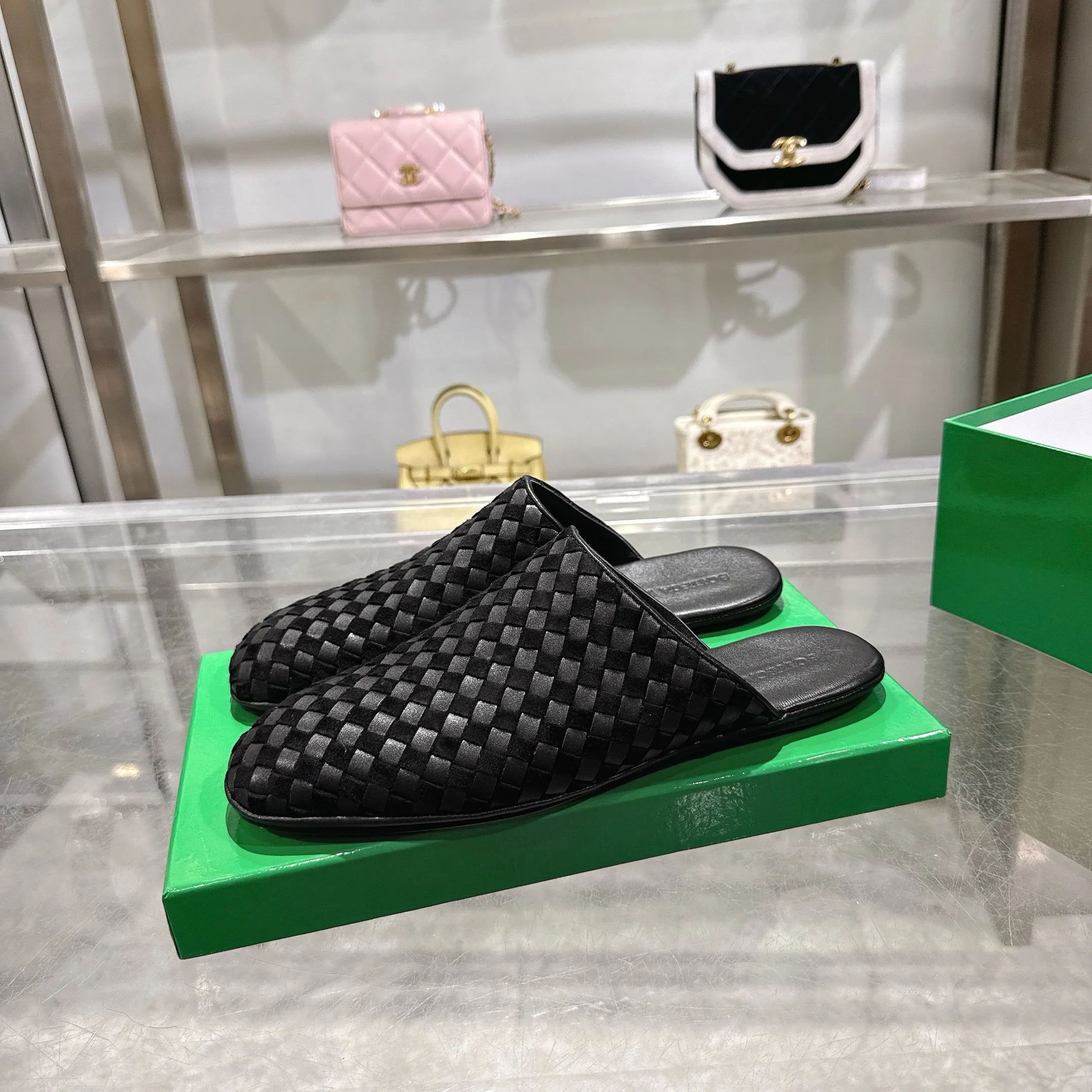 [BV] Top P: 720💰Size for couples: Female 35-39 Male 39--44 (Female 40. Male 38.45.46.47 customization is not returnable) [Note‼ ️] Add 💰 to size 46, add 💰 to size 47. Bottega Veneta's 2025 autumn counter synchronized genuine leather outsole classic woven half-drag couple model Bottega Veneta square toe flat shoes, imported mixed sheepskin, imported sheep! Leather outsole! [Rose][Rose]! Purely hand-woven and operated, the original board is reproduced one-to-one! quality assurance!